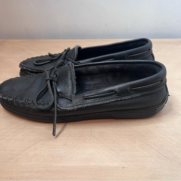 Minnetonka Moccasins Women’s size 10 Black Leather Hard Sole Tie - Picture 1 of 7